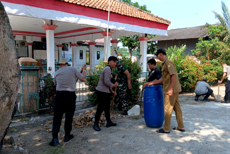 Sambut HUT TNI ke-80, Polsek Sukagumiwang Bersama TNI dan Warga Gelar Aksi Bersih Masjid dan Balai Desa